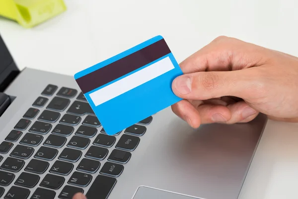 Manos de persona con tarjeta de crédito —  Fotos de Stock