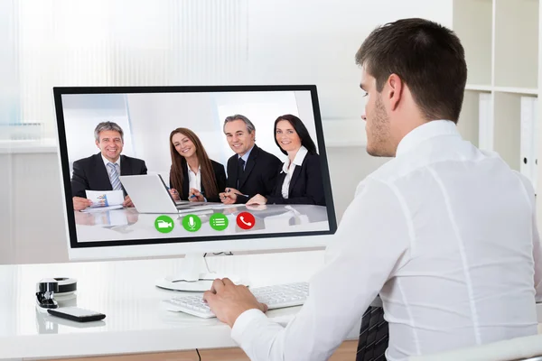 Videoconferenza uomo d'affari su computer desktop — Foto Stock