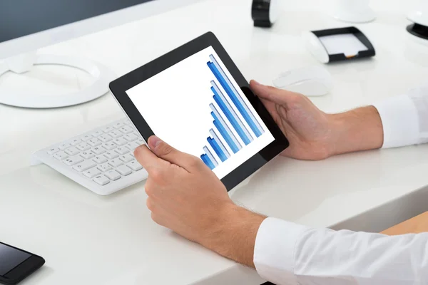 Näringsidkare analysera diagram på Digital Tablet — Stockfoto