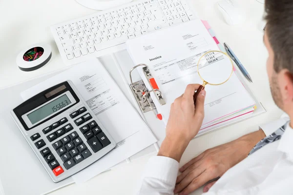 Zakenman controleren factuur — Stockfoto