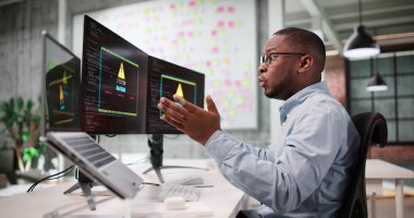 İşadamı Bilgisayarda ve Bilgisayarda Korunmak İçin Siber Hackle Savaşıyor.