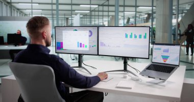 Öngörülebilir İş İçin Piyasa Verilerini Analiz Eden Adam