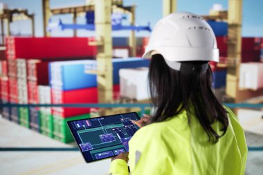 Lojistik İşkadını için OSHA ile Nakliye Limanını Denetleyen Mimarlar.