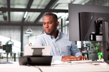 Vergi kayıtlarını elektronik olarak dönüştürmek için OCR Yazılımını kullanan muhasebeci