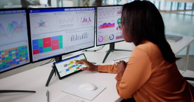 Etkin Afrikalı Amerikalı Kadın Etkinlik Organizasyonu için Bilgisayar Kullanıyor