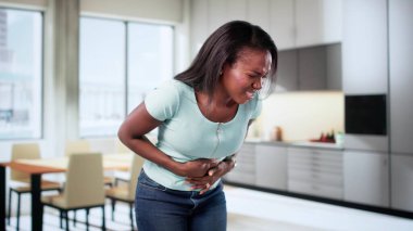 Bağırsak Politikası olan Siyah Kadın Kolon Kanseri belirtileri gösteriyor