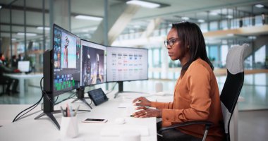 Afro-Amerikan Kadın Masaüstü Bilgisayarında Çarpıcı Kurgu Yarattı