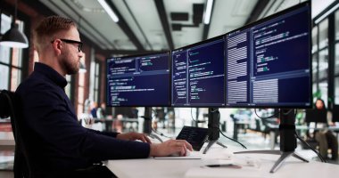 Teknolojiden anlayan programcı Ofis Masaüstü Bilgisayar Ekranında Yenilikçi Kod Oluşturdu.