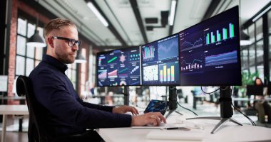 Erkek Analizci İş Piyasası Performans Verilerini Tahmin Etmek İçin Teknoloji Kullanıyor