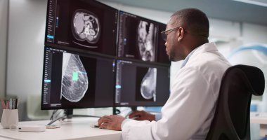 Doktor ameliyattan önce Afrikalı Amerikalıların Göğüs Tümörü Teşhisini Gözlemliyor