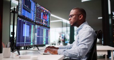 Mali Analizci Ofis Masasındaki Tıbbi Kodlama Belgesini Yeniden İnceledi