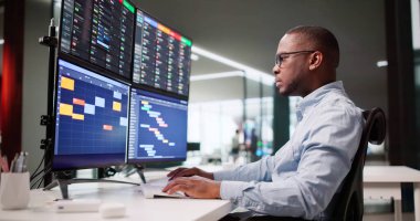 Afrikalı Yönetici, Kanban yazılımını bilgisayarda kullanarak proje görevlerini düzenler.