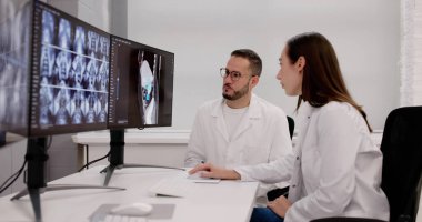 Cerrah, MRI X-ray Görüntülerini analiz etmek için Masaüstü Bilgisayarını kullanır.