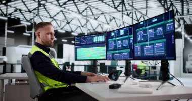 Kask Giyen Adam, Yenilikçi SCADA Teknolojisini kullanarak Fabrika Üretimi İzliyor.