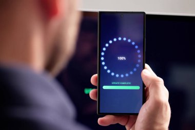 Bilgisayarda mühendis olarak çalışan adam yazılım güncellemesi yüklüyor.