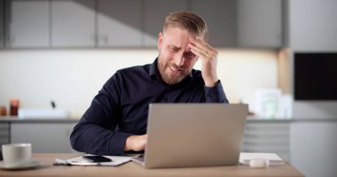 Stresli İşadamı Mutfakta Mücadele, İş ve Hayatı Dengeleme