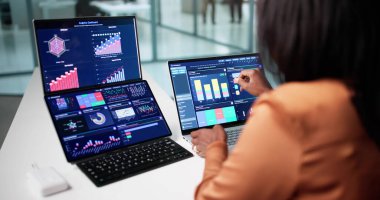 Laptopta KPI Verilerini Analiz Eden Odaklanmış Afrikalı Amerikalı Kadın