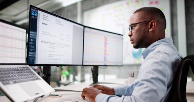 Ofisteki Birden Fazla Faturayı İnceleyen Sözleşmeli Muhasebeci