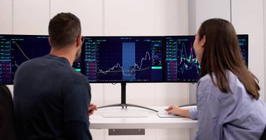 Ofisteki Çoklu Bilgisayar Monitörleri Ticaretle Değiştiriliyor