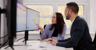 Erkek ve Kadın İş Fikirlerini İncelemek İçin Bilgisayar 'da Beyin Fırtınası Yapıyor.