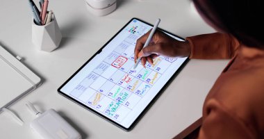 İşkadını Ofis Masasında Tablet Kullanarak Güncelleme Yapıyor.