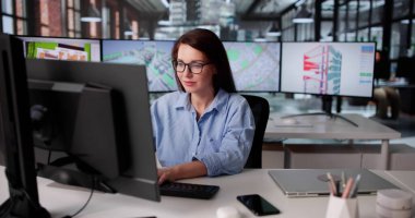 Genç Mühendis Masaüstü Bilgisayarında İnşaat Denetleme için GIS Yazılımı kullanıyor.