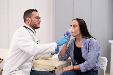 Solunum Hastası Doktorla Akciğer Kliniğinde Nebulizer Tedavisi Aldı.