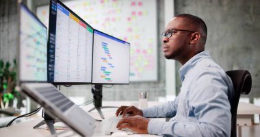 Genç Afrikalı Amerikalı Adam Kanban Yazılım Kurulunda Proje Planlıyor.