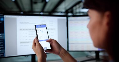 Gülümseyen Genç İş Kadını Cep Telefonu Ekranında Elektronik Fatura Hesaplıyor.