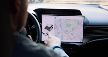 Genç Erkek Mühendis Elektronik Araba İçin Etkileşimli Dokunmatik Ekran Göstergesi Tasarımı.