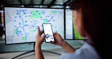 Kiralama listelerini emlak portalında belirlemek için akıllı telefon kullanan kadın.