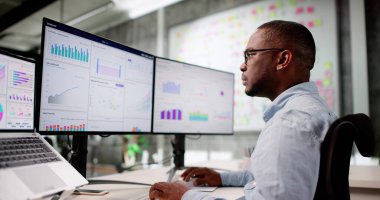 KPI Verilerini Bilgisayar Ekranında Analiz Eden Odaklanmış Afrikalı Amerikalı Adam