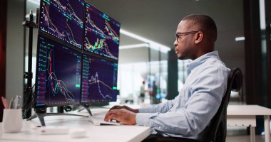 Afrikalı Amerikalı Finans Komisyoncusu Masaüstü Bilgisayar Ekranı Ticareti