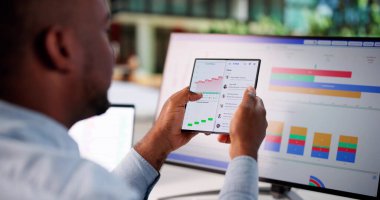 Amerikan Piyasa Danışmanı Akıllı Telefon Kontrol Panelindeki Mali Verileri Analiz Ediyor.