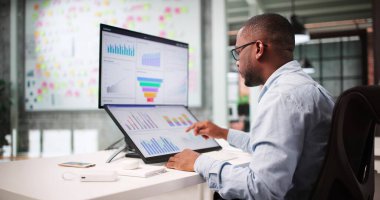 Şirket Ofisinde Bilgisayar Ekranındaki Piyasa Eğilimleri Analizi.