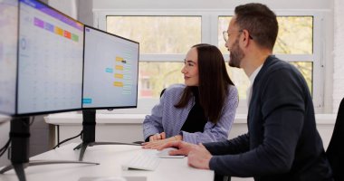 Analitik için bilgisayar kullanan Erkek ve Kadın Beyin Fırtınası İş Fikirleri.