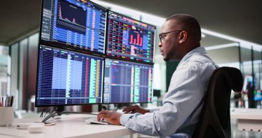 Ofis Masasındaki Finansal Analistin Tıbbi Kodlama Gözden Geçirmesi.