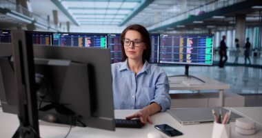 Bilgisayardaki Mali Hesapları Denetlemek İçin Profesyonel Kadın Hesap Tablosu Kullanıyor.