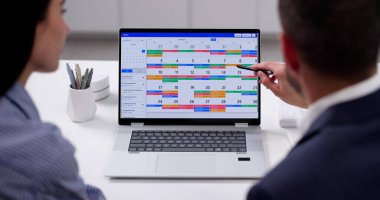 Çevrimiçi Takvimde Danışman ve Yardımcı İnceleme Finansal Olaylar