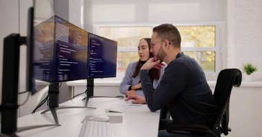 Bilgisayar Mühendisliği Kod Geliştirme Projesinde İşbirliği Yapan İki Genç Kafkasyalı