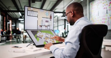 Emlak Tasarımcısı Bilgisayar Ekranında 3B CAD Yazılımı Kullanıyor