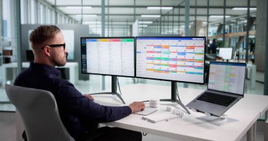 Etkili Kafkas Erkek Geliştirici Çoklu Ekranda Scrum Takvimini Yönetti