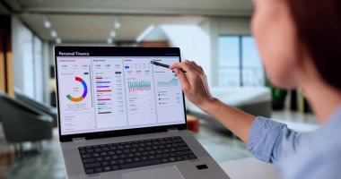 Dizüstü bilgisayarda Mali Planlayıcı Kadın Harcama İzleme Uygulaması Kullanıyor