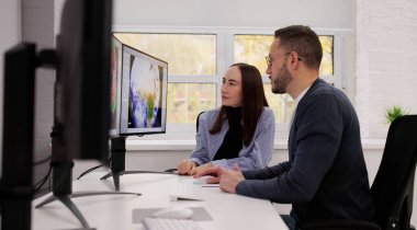 Meteorologlar küresel ısınmayı tahmin etmek için ofisteki hava verilerini analiz ettiler.