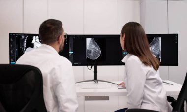 Doktor ameliyattan önce göğüs kanseri teşhisi koymak için görüntü teknolojisi kullanıyor..