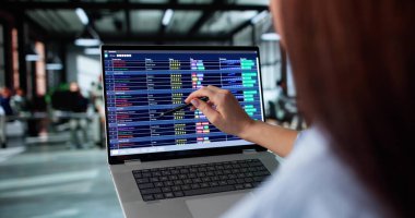 Genç Kadın Kodlama Yazılımıyla Tıbbi Fatura Kayıtlarını Analiz Ediyor