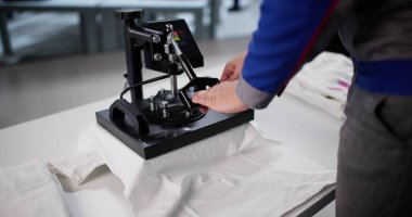 Tasarımcı Adam Özel Dijital Yazdırma Tişört Sıcaklığı Aktarım Makinesine Basıyor