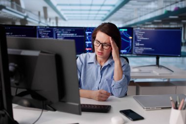 Kadın Mühendis Yazılım Geliştirme Endüstrisinde Yangınla Mücadele Ediyor.