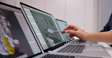 Kadın Tasarımcı Dizüstü bilgisayar Cad Yazılımında Elektrikli Araba Parçaları Taslatıyor