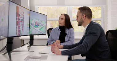 Mühendis PC 'de İnşaat Projesi Denetlemesi için GIS Yazılımı kullanıyor.